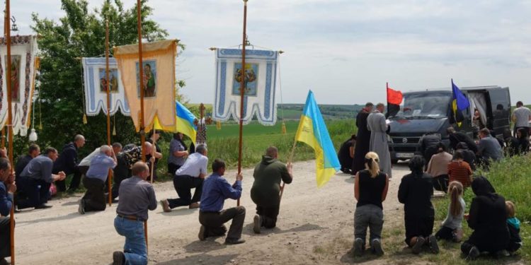 Навіки залишиться 40: в рідне село на Тернопільщину привезли тіло загиблого Героя Олега Стахова