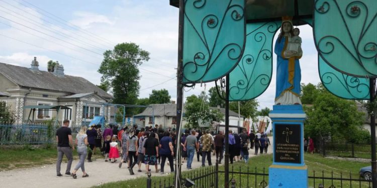 Навіки залишиться 40: в рідне село на Тернопільщину привезли тіло загиблого Героя Олега Стахова