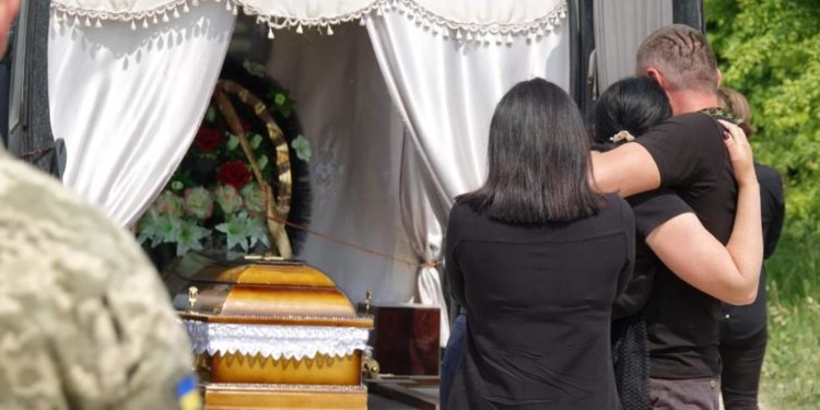 Навіки залишиться 40: в рідне село на Тернопільщину привезли тіло загиблого Героя Олега Стахова