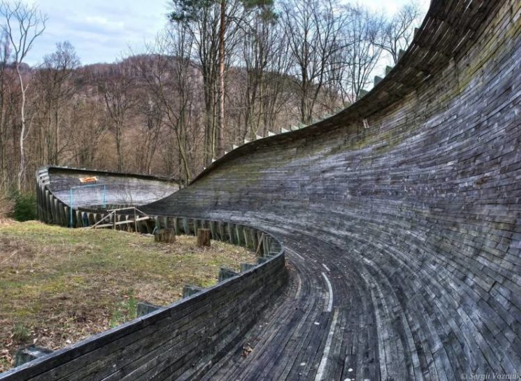 Дерев’яна дошка вбила 15-річну дівчинку на Тернопільщині: деталі жахливої трагедії в Кременці