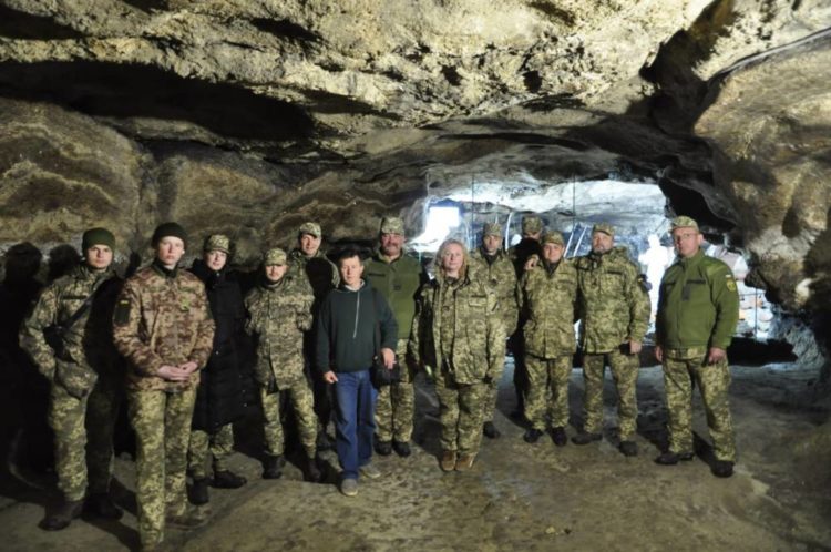 Для військових, які проходять реабілітацію на Тернопільщині, провели унікальну екскурсію в печері “Вертеба”