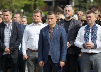 “Це кривавий місяць у нашій історії”: у День Героїв голова Тернопільської обласної ради вшанував борців за Україну