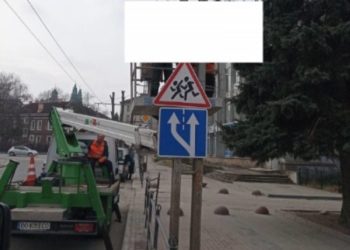 За два місяці комунальники Тернополя демонтували 125 рекламних вивісок