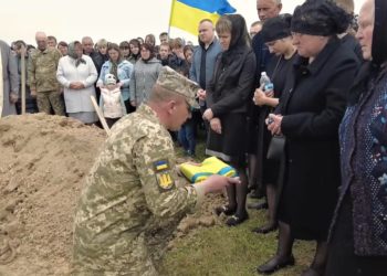 “Зaупокiйнi молитви зa душу хороброго зeмлякa”, – Тернопільщина попрощалася з Героєм Володимиром Кантицьким