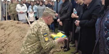 “Зaупокiйнi молитви зa душу хороброго зeмлякa”, – Тернопільщина попрощалася з Героєм Володимиром Кантицьким