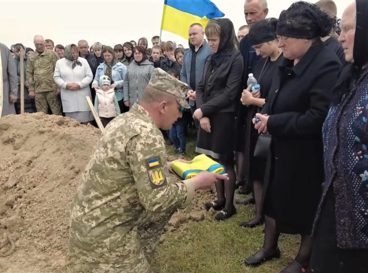 “Зaупокiйнi молитви зa душу хороброго зeмлякa”, – Тернопільщина попрощалася з Героєм Володимиром Кантицьким