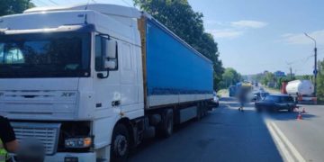 У Тернополі вантажівка “DAF” врізалася в легковий автомобіль: рух транспорту ускладнений