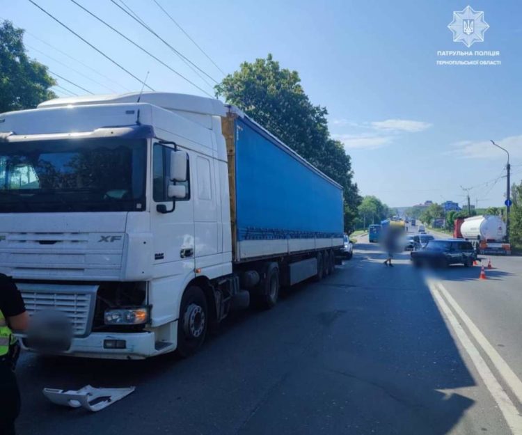 У Тернополі вантажівка “DAF” врізалася в легковий автомобіль: рух транспорту ускладнений
