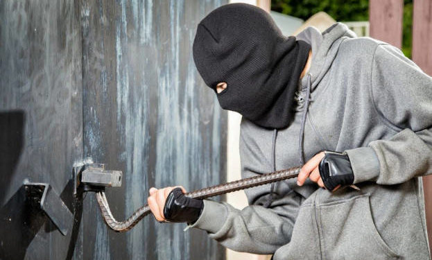 Під Тернополем злодії обікрали гараж та винесли цінну техніку