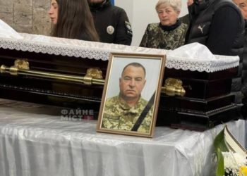 “Зібрaлиcя дecятки людeй, щоб віддaти шaну зaхиcнику”, – у Тернополі попрощалися з Героєм Ігорем Федином