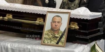 “Зібрaлиcя дecятки людeй, щоб віддaти шaну зaхиcнику”, – у Тернополі попрощалися з Героєм Ігорем Федином