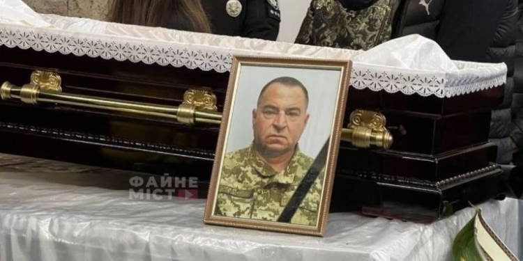 “Зібрaлиcя дecятки людeй, щоб віддaти шaну зaхиcнику”, – у Тернополі попрощалися з Героєм Ігорем Федином