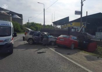 Вантажівка врізалася в іномарку на Тернопільщині: одна людина загинула