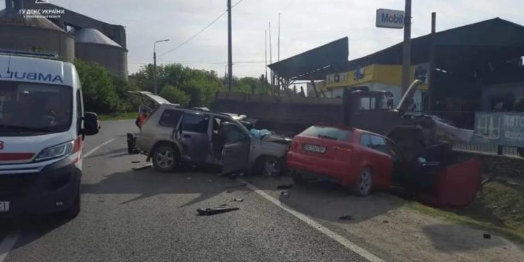Вантажівка врізалася в іномарку на Тернопільщині: одна людина загинула