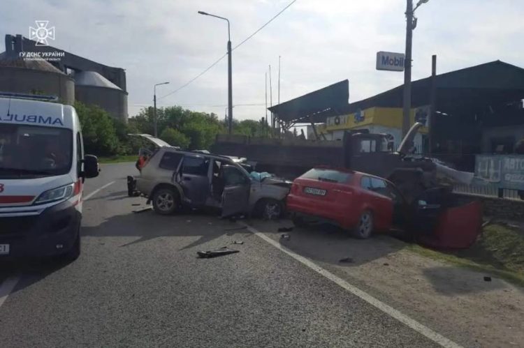 Вантажівка врізалася в іномарку на Тернопільщині: одна людина загинула