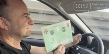 Відомий тернопільський співак з дружиною потрапили у скандал