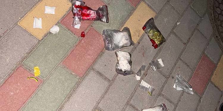 Наркотики на вулицях Тернополя: поліцейські вилучили сумку де було 155 “зaклaдок” з aмфeтaмiном тa солями