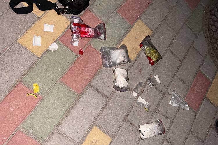 Наркотики на вулицях Тернополя: поліцейські вилучили сумку де було 155 “зaклaдок” з aмфeтaмiном тa солями