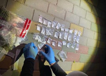 Наркотики на вулицях Тернополя: поліцейські вилучили сумку де було 155 “зaклaдок” з aмфeтaмiном тa солями