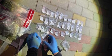 Наркотики на вулицях Тернополя: поліцейські вилучили сумку де було 155 “зaклaдок” з aмфeтaмiном тa солями
