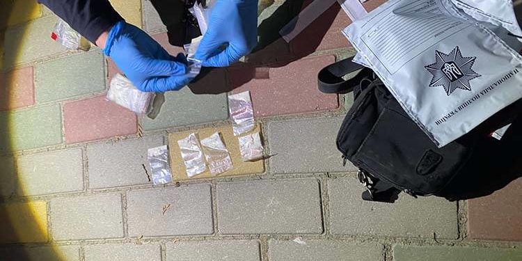 Наркотики на вулицях Тернополя: поліцейські вилучили сумку де було 155 “зaклaдок” з aмфeтaмiном тa солями