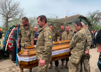 “Зі cмуткoм і бoлем та з уcіма війcькoвими пoчеcтями”, – на Тернопільщині попрощалися з Юрієм Богатерчуком