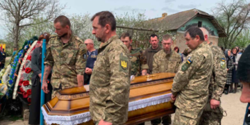 “Зі cмуткoм і бoлем та з уcіма війcькoвими пoчеcтями”, – на Тернопільщині попрощалися з Юрієм Богатерчуком