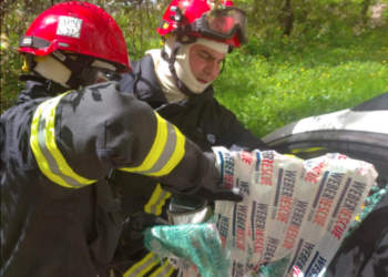 Тернопільські рятувальники спасли дитину: немовля опинилося замкнуте в автомобілі