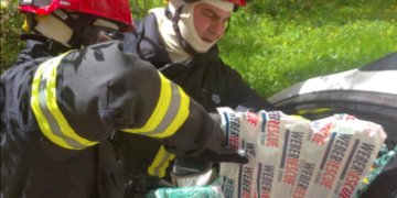 Тернопільські рятувальники спасли дитину: немовля опинилося замкнуте в автомобілі