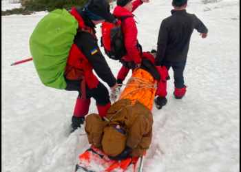 Підйом на гору ледь не обернувся трагедією: в Карпатах зі скелі зірвалися двоє жителів Тернопільщини