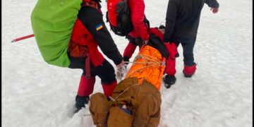 Підйом на гору ледь не обернувся трагедією: в Карпатах зі скелі зірвалися двоє жителів Тернопільщини