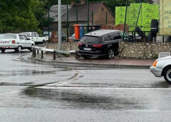 Водій “Фольцвагена” протаранив кам’яний паркан у Тернополі: в обласному центрі трапилася серйозна аварія
