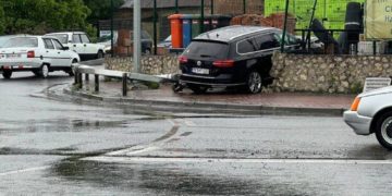 Водій “Фольцвагена” протаранив кам’яний паркан у Тернополі: в обласному центрі трапилася серйозна аварія