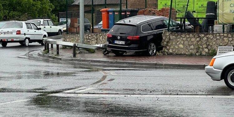 Водій “Фольцвагена” протаранив кам’яний паркан у Тернополі: в обласному центрі трапилася серйозна аварія
