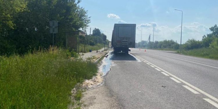 В громаді на Тернопільщині загорілася вантажівка з соляною кислотою