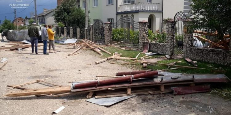 Позривало дахи та повалило паркани: негода наробила біди в громаді на Тернопільщині