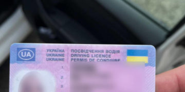 Патрульні Тернопільщини зупинили вантажівку, водій якої мав підроблені документи