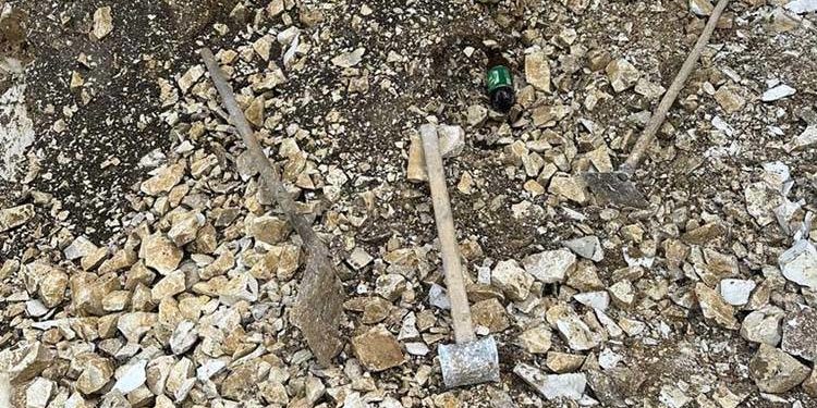 На Тернопільщині затримали чоловіка, який незаконно добував каміння в природному заказнику