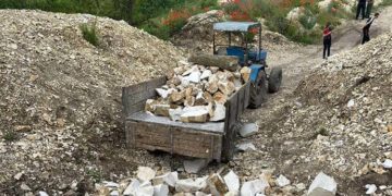 На Тернопільщині затримали чоловіка, який незаконно добував каміння в природному заказнику