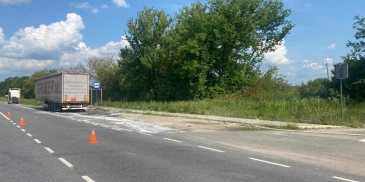 В громаді на Тернопільщині загорілася вантажівка з соляною кислотою