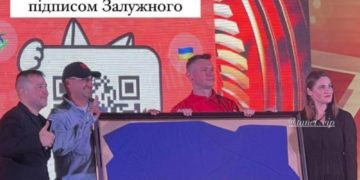 Тернополянин за рекордну суму придбав прапор з підписом Валерія Залужного