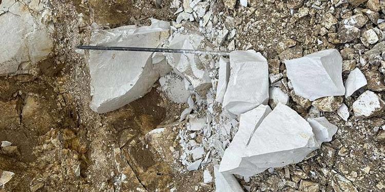 На Тернопільщині затримали чоловіка, який незаконно добував каміння в природному заказнику