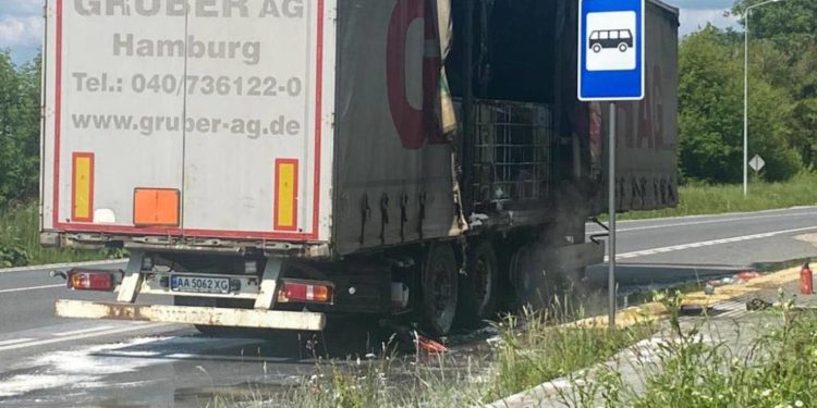 В громаді на Тернопільщині загорілася вантажівка з соляною кислотою