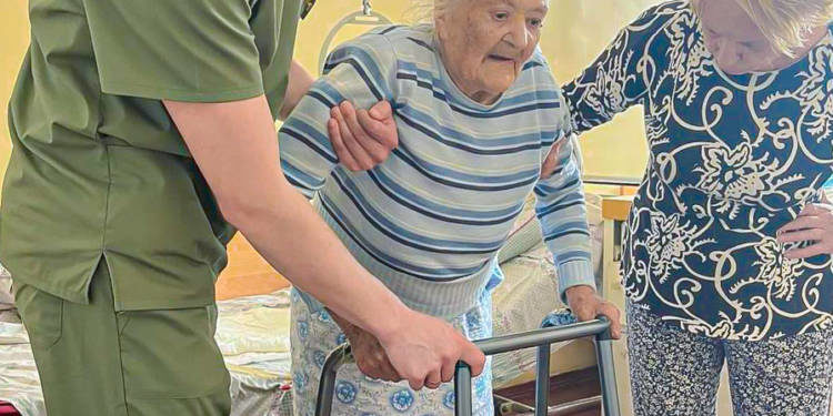 Поставили на ноги 97-річну пацієнтку: в одній з лікарень Тернополя допомогли жінці з травмою стегна