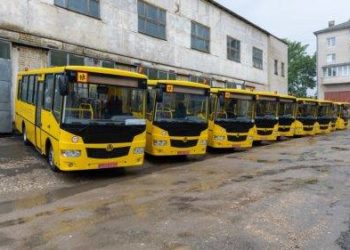 10 громад Тернопільщини отримали шкільні автобуси