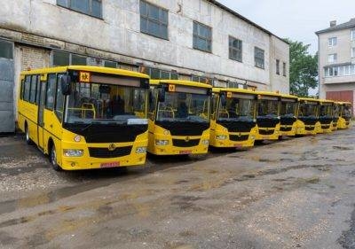 10 громад Тернопільщини отримали шкільні автобуси