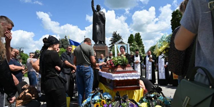 “Йому було щe нe чaс нaс покидaти”, – на Тернопільщині попрощалися з Героєм Володимиром Батовським