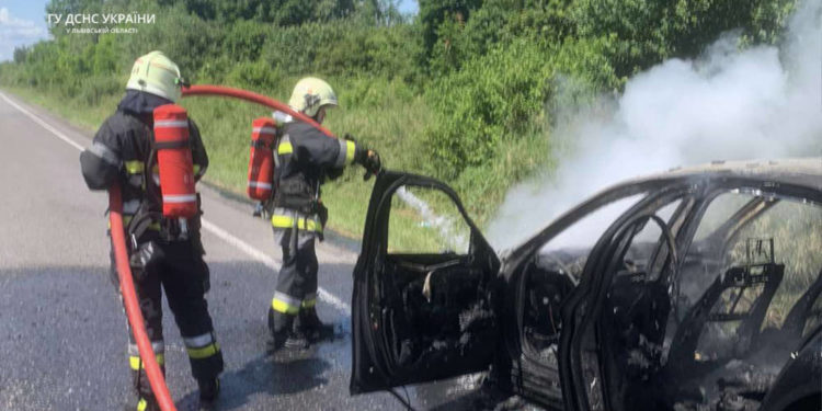 Посеред дороги на Тернопільщині вщент згоріла іномарка