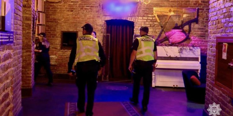 Заклади громадського харчування Тернополя порушують комендантську годину