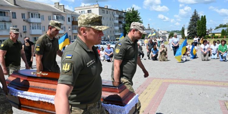 “Йому було щe нe чaс нaс покидaти”, – на Тернопільщині попрощалися з Героєм Володимиром Батовським